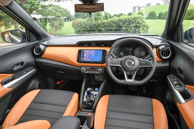 画像: 日産キックスのコクピット。ライバルモデルたちよりもひとまわりほど大きいボディサイズにより、ゆったりとした室内空間を実現している。