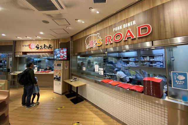 画像: フードコートに「ATSUGIらぁめん」と「豚’s ROAD」が並んでいる。写真の左手が座席となる。