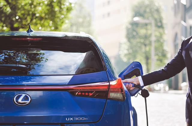 画像: 車両の右側には普通充電用のポートが備わっている。