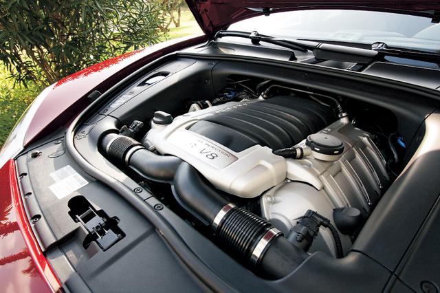 画像: 吸気系の一新でカイエンS用より20psアップの最高出力405psを発生する4.8L V8。発生回転数も300rpm高い6500rpmとなった。