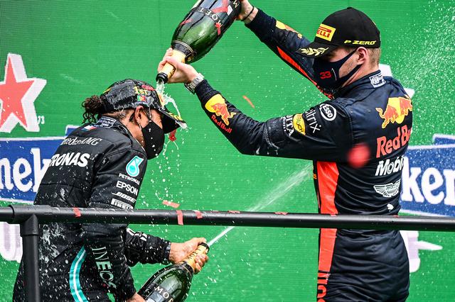 画像: 優勝したハミルトン(左)とフェルスタッペン。スタート時はグリップ不足に悩まされたフェルスタッペンだったが、タイヤが温まってからは安定した速さを見せた。