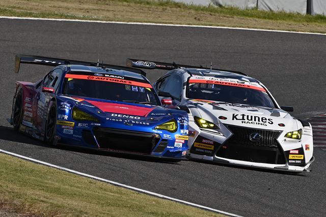 画像: 100kgのウェイトハンディを積みながらもコーナリングでRC Fを抜き去るBRZ。