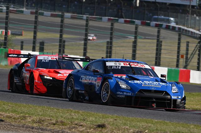 画像: 温まり切らないタイヤながらARTA NSX-GTを抑え込むカルソニック IMPUL GT-R。