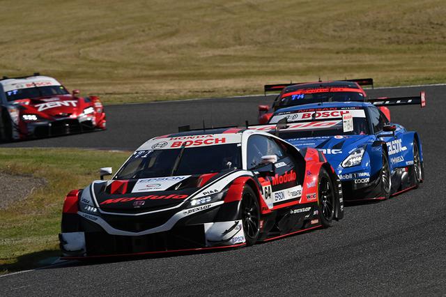 画像: 鈴鹿で好調のModulo NSX-GTのテールに喰らいついた「青い新幹線」。