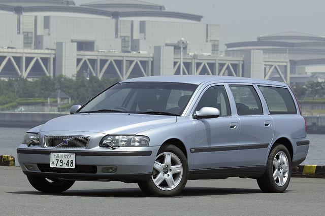 画像: 外寸や車両重量などは、ベース車のV70とまったく同じ。専用色のライトブルーメタリックは明るい雰囲気でV70に似合っている。
