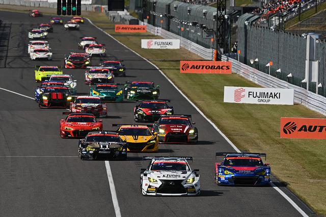 画像: 今年初の有観客興行レースを迎えた鈴鹿、29台のスタートシーンがグランドスタンドを沸かせる。