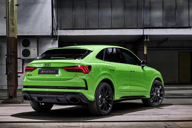 画像: アウディRS Q3スポーツバックはニューモデルとして登場。20インチの10スポークスターデザインアルミホイールを標準装備。オプションで21インチアルミホイールやカラードブレーキキャリパーレッド、セラミックブレーキ、RSスポーツエキゾーストシステムなども選択可能。