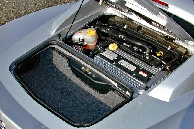 画像: アストラやベクトラのものと同じ2.2LのECOTECエンジンを横置きミッドシップ搭載。ちょっとした荷物なら積めるラゲッジスペースも備わる。