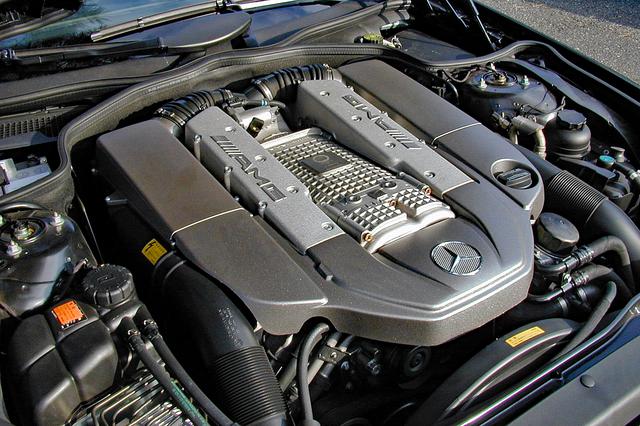 画像: SL500のエンジンのストロークを8mm伸ばし、インタークーラー付きスーパーチャージャーを装着。チャンバーにはAMGのロゴが刻まれる。