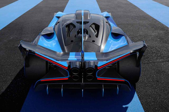 画像: ブガッティ ボリードはサーキット専用のため、エンジンカバーにガラスがなく軽量化の一助となっている。