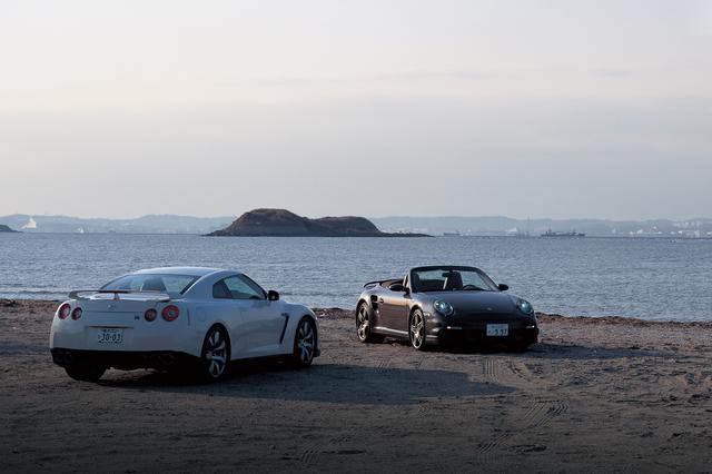 画像: GT-Rと911ターボカブリオレはボディ形態もレイアウトも異なるが、スペックでは共通点が多い。