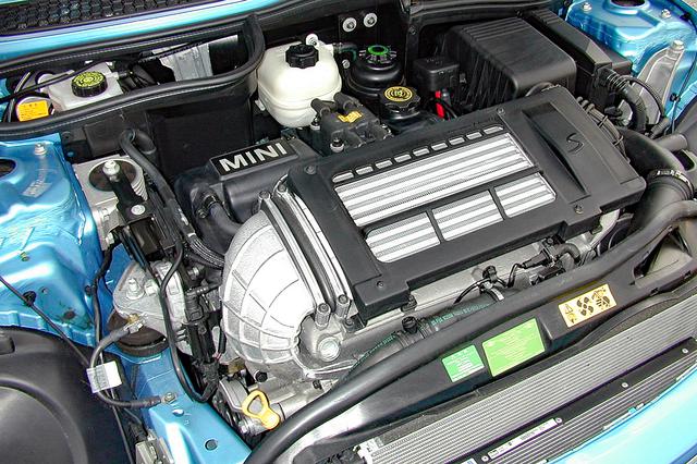 画像: エンジン上に大きな空冷式インタークーラーが備わるスーパーチャージド エンジンは、163psと21.4kgmで1180kgのボディを加速させる。