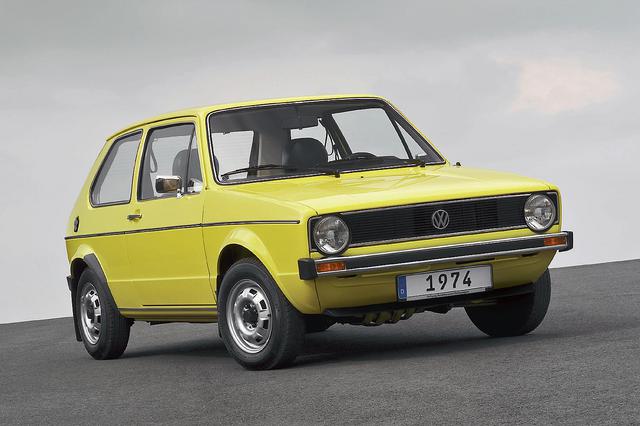 画像: 1974年に誕生した初代フォルクスワーゲン ゴルフ。今も世界のライバルから一目置かれるゴルフの原点。