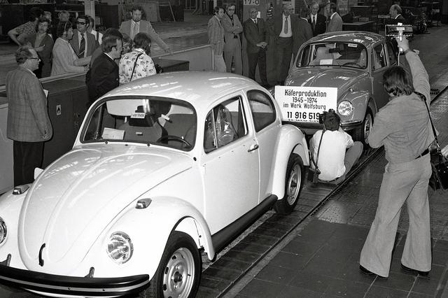 画像: ドイツのウォルフスブルク工場では、1974年までビートルが生産された。空冷リアエンジンの流線型という戦前の設計方式ながら、完成度の高い小型車だった。