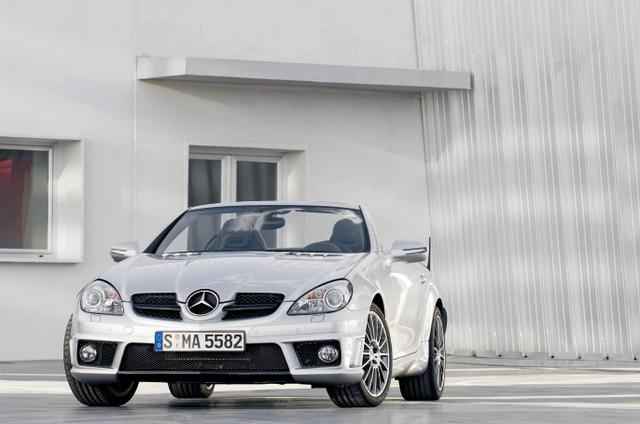 画像: SLK55 AMGはフロントエンドとサイドにあるエアアウトレットのデザインがリファインされている。