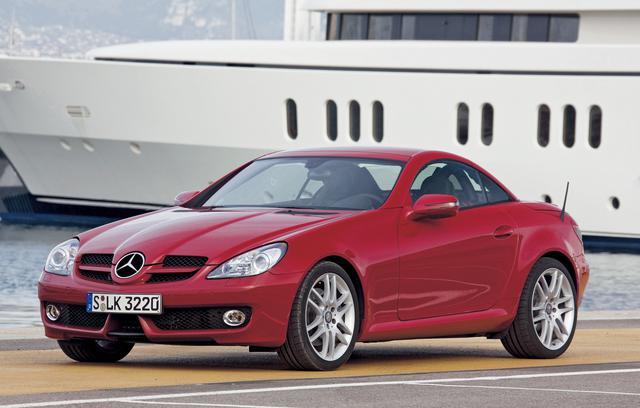 画像: SLK350。フロントロアスカート中央に大きな切り込みが入った新しい形状になり、全長が少し伸ばされた。また、リアエンドにはディフューザー風フィニッシャーが加えられている。