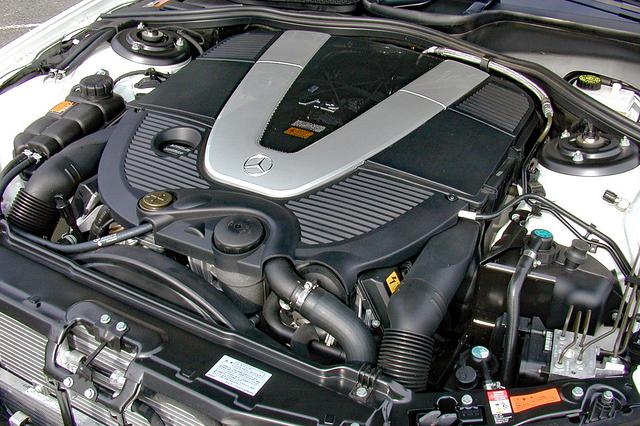 画像: V12エンジンは5.5Lに排気量ダウンしたがツインターボ化されて500psと81.6kgmを発生する。トランスミッションは5速ATのままだった。