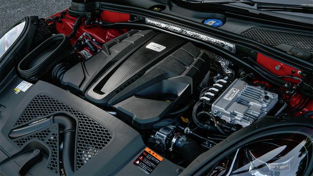 画像: マカンターボと同じDGR型2.9L V6ツインターボエンジンだが、こちらの最高出力は380ps、最大トルクは520Nm。