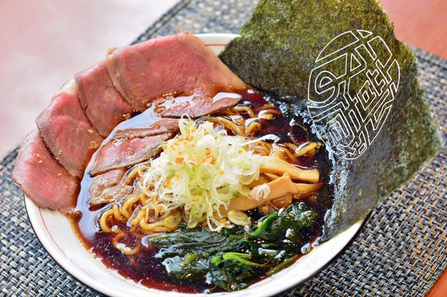 画像: フードコートにある「粉の蔵」にて販売される「常陸牛 ローストビーフラーメン」(1380円)。常陸牛のローストビーフをゼイタクに4枚使います。