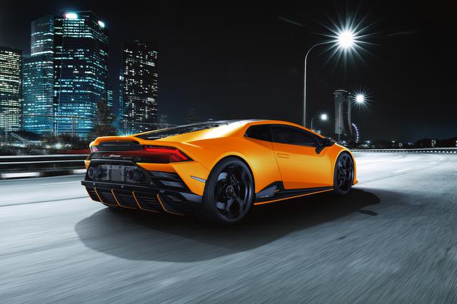 画像: Arancio Livrea(アランチョリヴリア=オレンジ)のウラカン EVO フルオカプセルマットブラックのミラーやリアスプリッターにボディと同色のカラーラインが加えられる。タイトル写真のボディカラーはVerde Shock(ヴェルデショック=グリーン)。