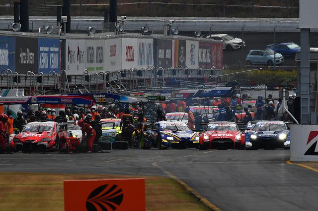 画像: GT500クラスとGT300クラスが入り乱れるピットレーン、SC導入の功罪がここに。