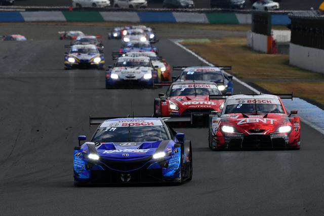 画像: 100号車牧野任祐はこの後に絶妙なリスタートを見せた。