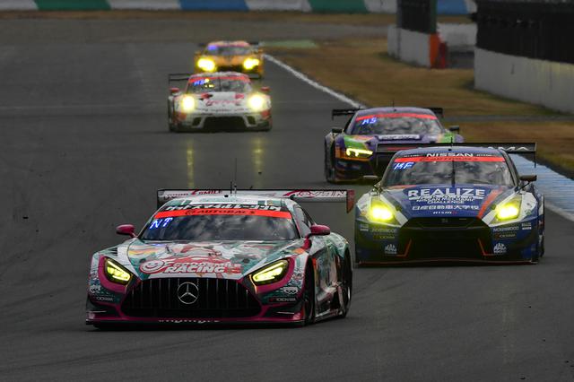 画像: 4号車AMGと56号車GT-RがSC前のピットで順位を上げる。