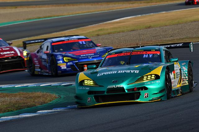 画像: 3位走行の52号車スープラを追いかけたいBRZだが、直後から迫るGT-Rと接触。