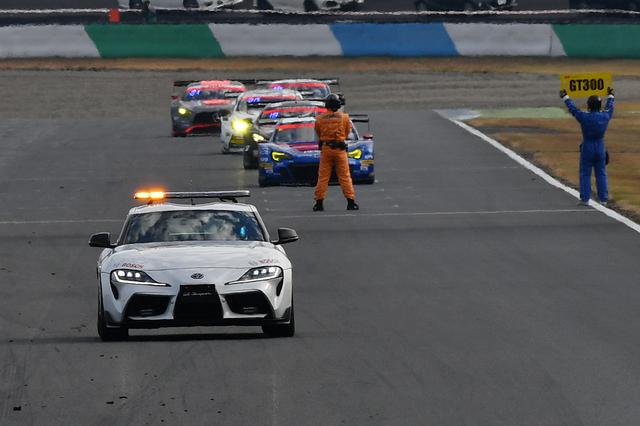 画像: 暫定トップのBRZの背後には周回遅れのマシンが並んだ。