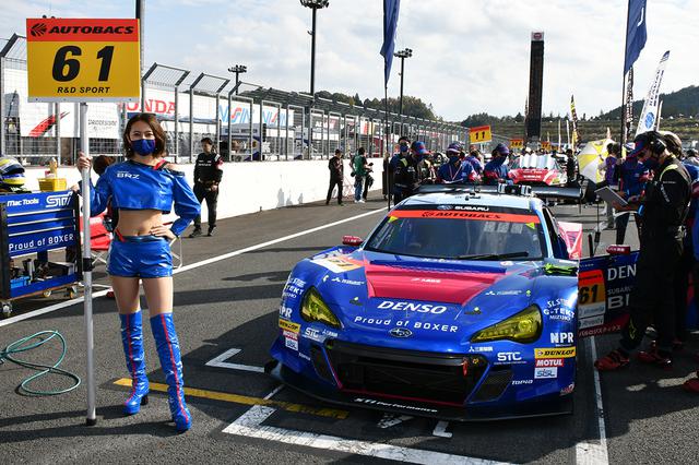 画像: グリッドガールを務めるのは平野杏梨さん。