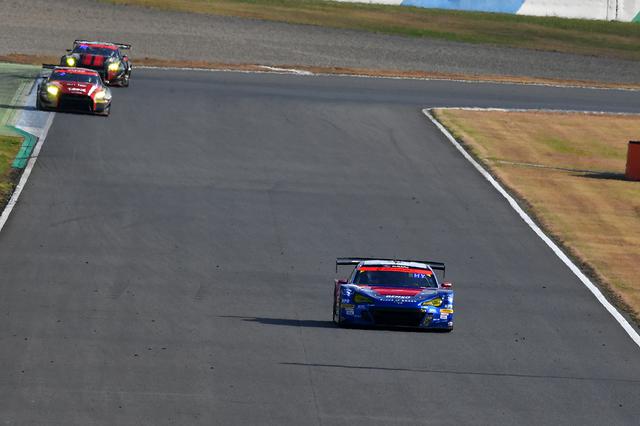 画像: WHが半減されたBRZは2台のGT-Rを徐々に引き離していく。