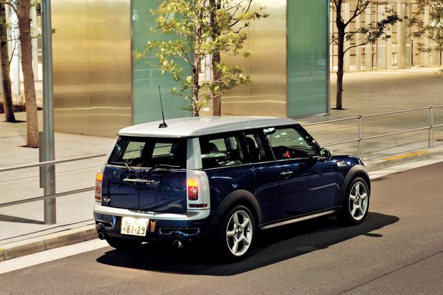 画像: 2008年に日本に上陸したMINIクラブマン。室内空間の課題を、MINIのボディサイズを大きくするのではなく、新しいモデルを追加することで解決。写真はMINIクーパーS クラブマン。