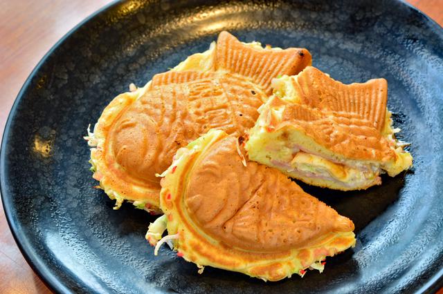 画像: 「おめで鯛焼き本舗」の「お好み鯛焼き」(230円)。1個ずつの販売で、写真は中身が分かるようにカットしています。