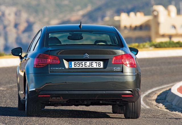 画像: 2008年にデビューしたシトロエンのDセグメントモデル、2代目C5。BMWやアウディ風味が入ったようにも見えるが、その走りはやはり独特。