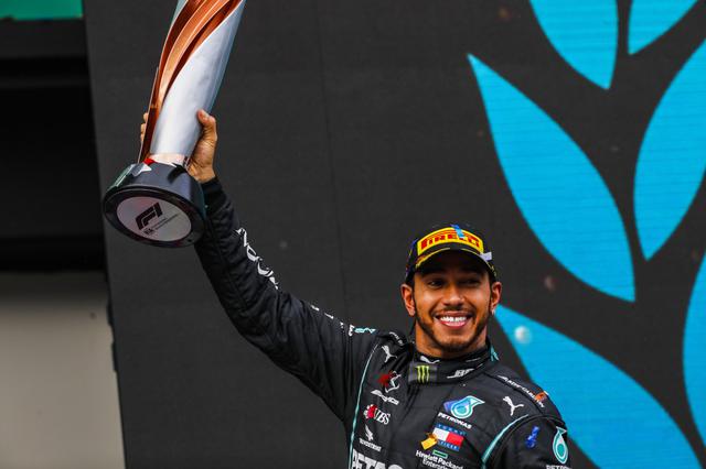 画像: 優勝で7回目のドライバーチャンピオンを決めたメルセデスAMGのルイス・ハミルトン。ミハエル・シューマッハーに並ぶ大記録を達成。