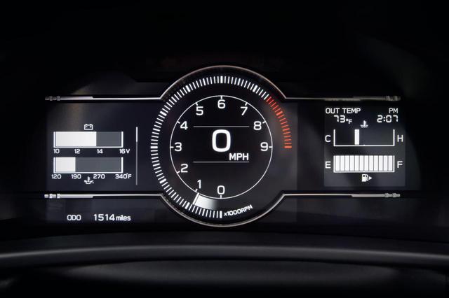 画像: 次期BRZの7インチ デジタルメーター。レッドゾーンはおよそ7500rpmから始まっているが、これは従来モデルも同様だった。このメーターデザイン、どことなくボクサーエンジンをイメージしているようにも見える。