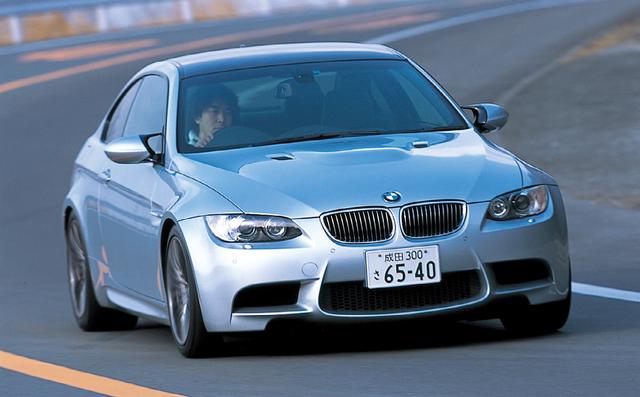 画像: このクラスのベンチマークに君臨するBMW M3クーぺ。3シリーズクーペのボディに4L V8エンジンを搭載、ボンネットにパワードーム、バンパーには大きなエアインテークを備える。