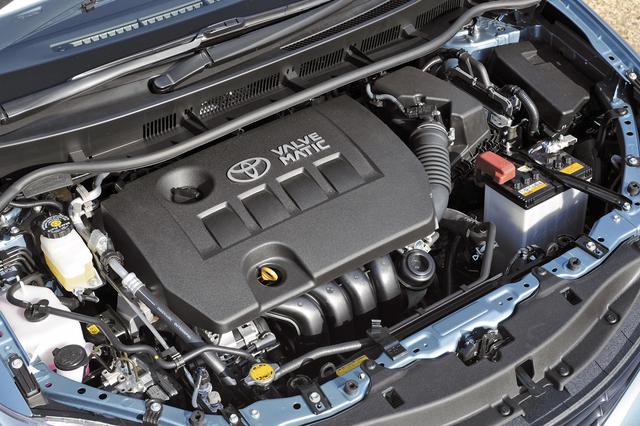 画像: 1.8Lの2ZR-FAE型エンジンはバルブマチックも採用して144psと17.9kgmを発生しながら、10・15モード燃費は16.0km/Lを達成。