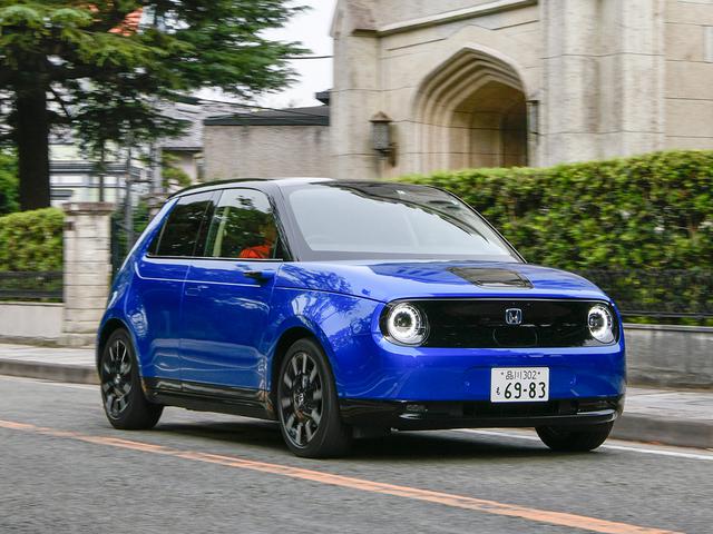 画像: ボディカラーは有料色のプレミアムクリスタルブルーメタリック。愛らしい表情と鮮やかな青色は街中でも注目の的だ。