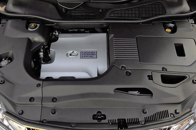 画像: ハイブリッド車のエンジンルームもヘッドカバー部分を除いて、ほとんどが覆われている。