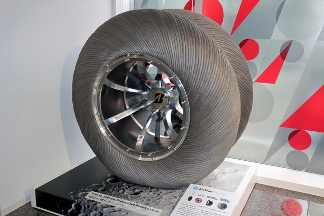 画像: JAXAとトヨタが開発中の月面探索車(ローバ)用のタイヤ。ゴムは使われておらず、金属などの特殊な素材でできており、重量は1本で約300kgもある。