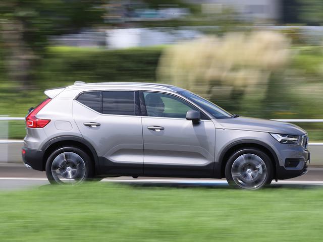 画像: 新たに加わったXC40のPHEVモデル「リチャージ プラグインハイブリッドT5インスクリプション」。この名称は21年モデルから使用される。