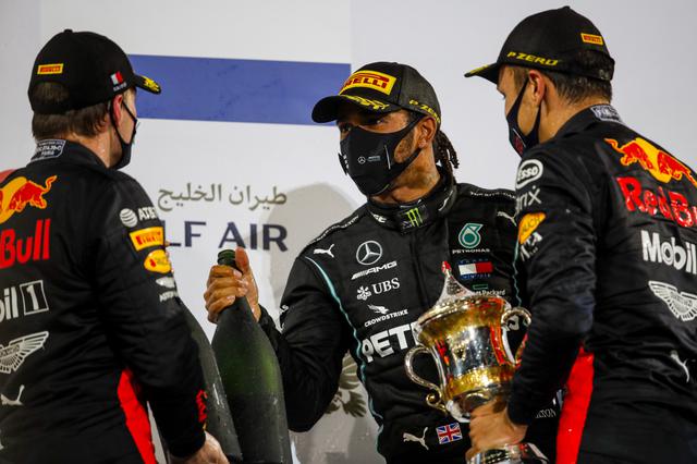 画像: 優勝のハミルトン(中央)と、揃って表彰台にあがったレッドブル・ホンダのフェルスタッペン、アルボン。