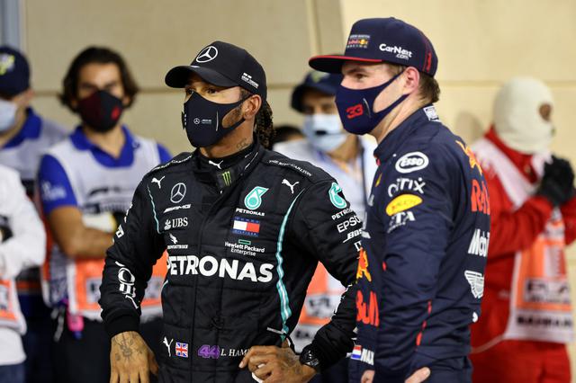 画像: ポールポジションを獲得したハミルトン(左)と予選3位に入ったマックス・フェルスタッペン(レッドブル・ホンダ)。