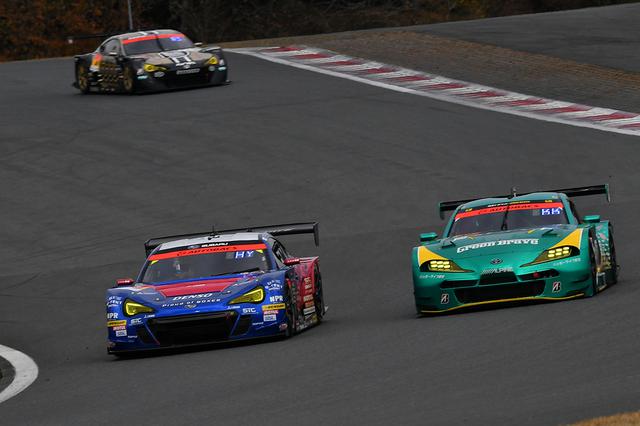 画像: 61号車BRZと52号車スープラは前日の予選でしのぎを削り、それは決勝でも続く。