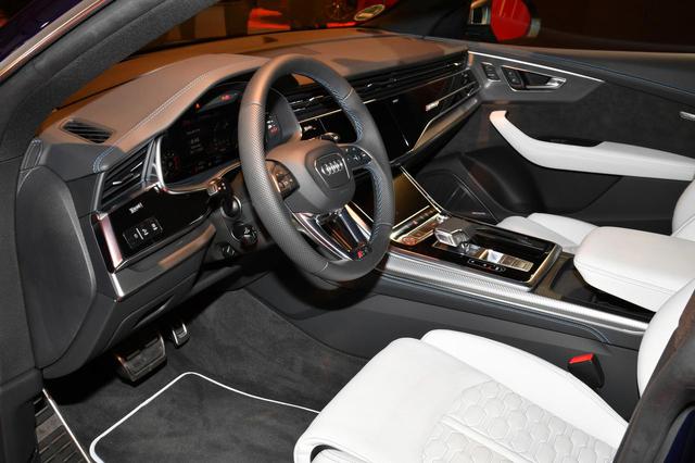 画像: SUVとクーペのクロスオーバーSUVQ8をベースにしたRS Q8。スポーツシートを採用し、日本仕様は左ハンドルだけでなく右ハンドルも選択できる。