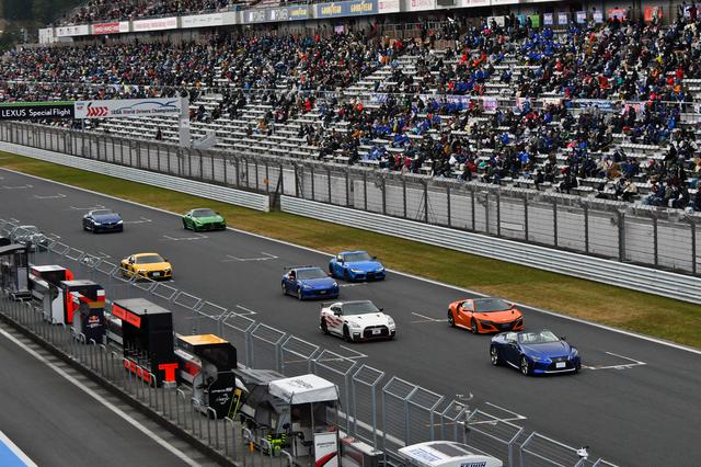 画像: 富士スピードウェイのホームストレート上に並んだ各メーカーのスポーツカー。撮影:井上雅行(モーターマガジン社)