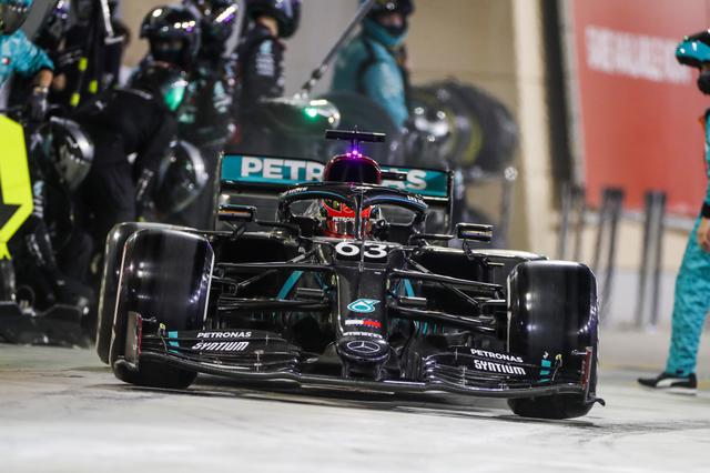 画像: ほぼ優勝を手中に収めていたジョージ・ラッセル(メルセデスAMG)。安全のために入ったピットで事件は起きた。
