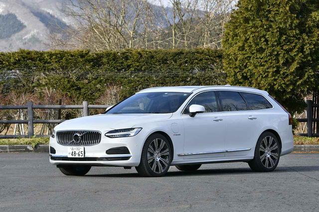 画像: V90リチャージT8は、ボルボの代名詞ともいえるエステート(ステーションワゴン)スタイルに最先端技術を盛り込んでいる。