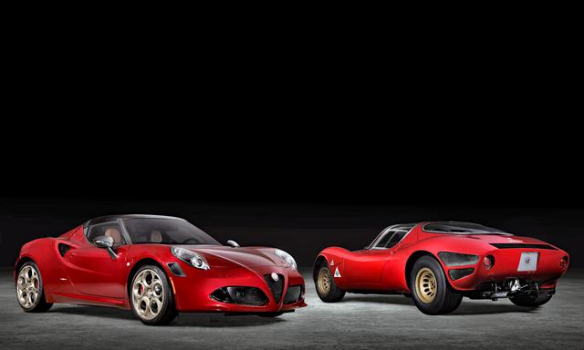 画像: 往年の名車「33 ストラダーレ(写真右)」をオマージュした「4Cスパイダー 33 ストラダーレ トリブート」。